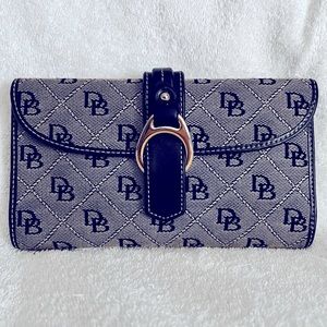 🔥Dooney & Bourke fabric organizer wallet grey and black signature wallet. EUC